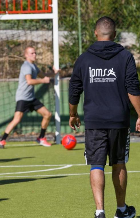 Coach de l'IPMS donnant cours à l'extérieur