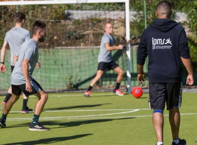 Cours de l'IPMS avec coach et élèves en extérieur