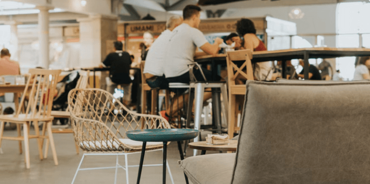 Espace convivial de type food court avec fauteuils et tables pour les étudiants et stagiaires