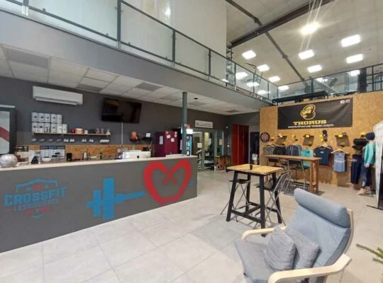 Hall d’accueil du campus IPMS Grenoble avec espace CrossFit partenaire.