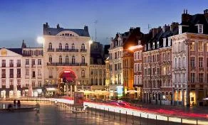 Vue de la Grand'Place de Lille illuminée la nuit avec ses façades flamandes historiques