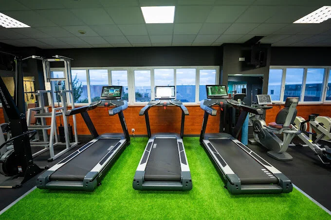 Espace cardio-training du campus IPMS La Rochelle avec tapis de course et vélos.