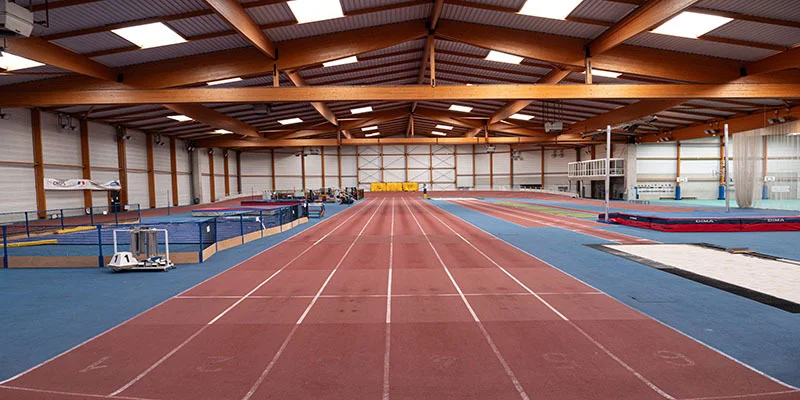 Piste d’athlétisme intérieure du CREPS de Reims utilisée par les stagiaires IPMS.