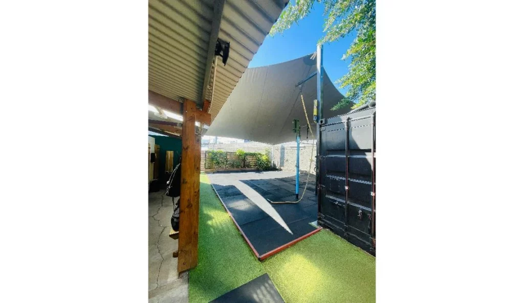 Zone d’haltérophilie IPMS Saint-Louis avec matériel jaune professionnel.