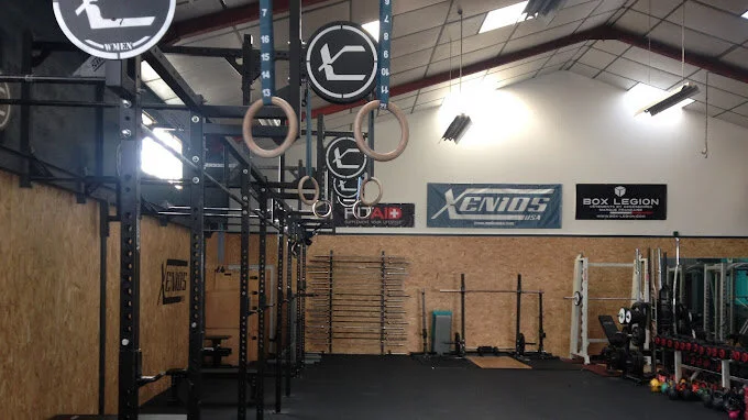 Zone d’entraînement libre avec barres, anneaux et matériel de musculation à l’IPMS La Rochelle.