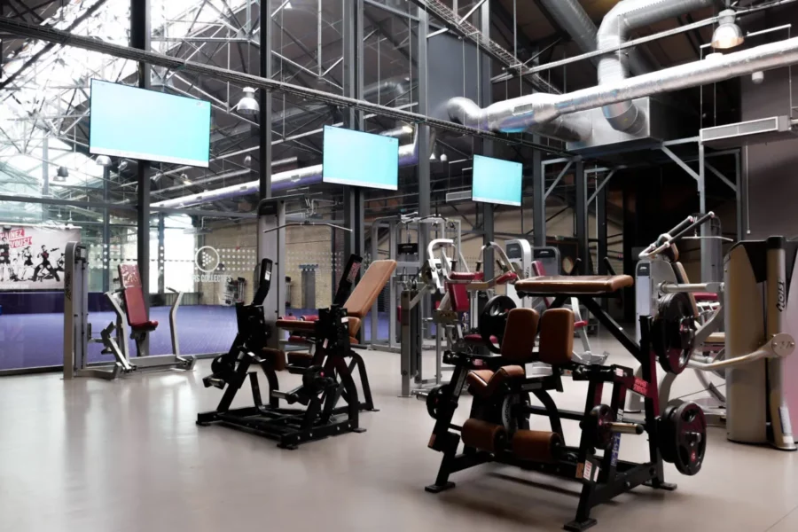 Plateau de musculation IPMS Le Havre équipé de machines guidées, utilisé pour la pratique BPJEPS AF.