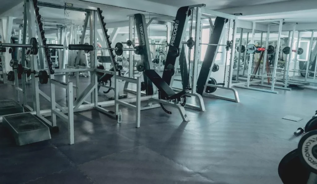 Plateau musculation IPMS équipé de machines et poids libres Technogym.