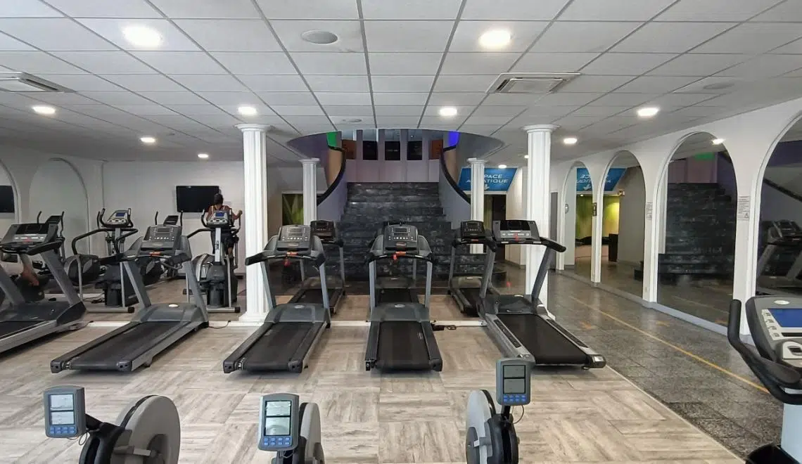 Salle de cardio-training à l’IPMS Bordeaux : tapis de course et vélos utilisés en formation BPJEPS AF.