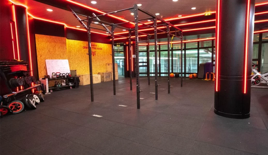 Zone de cross-training avec structure d’entraînement et matériel de musculation à Nanterre.