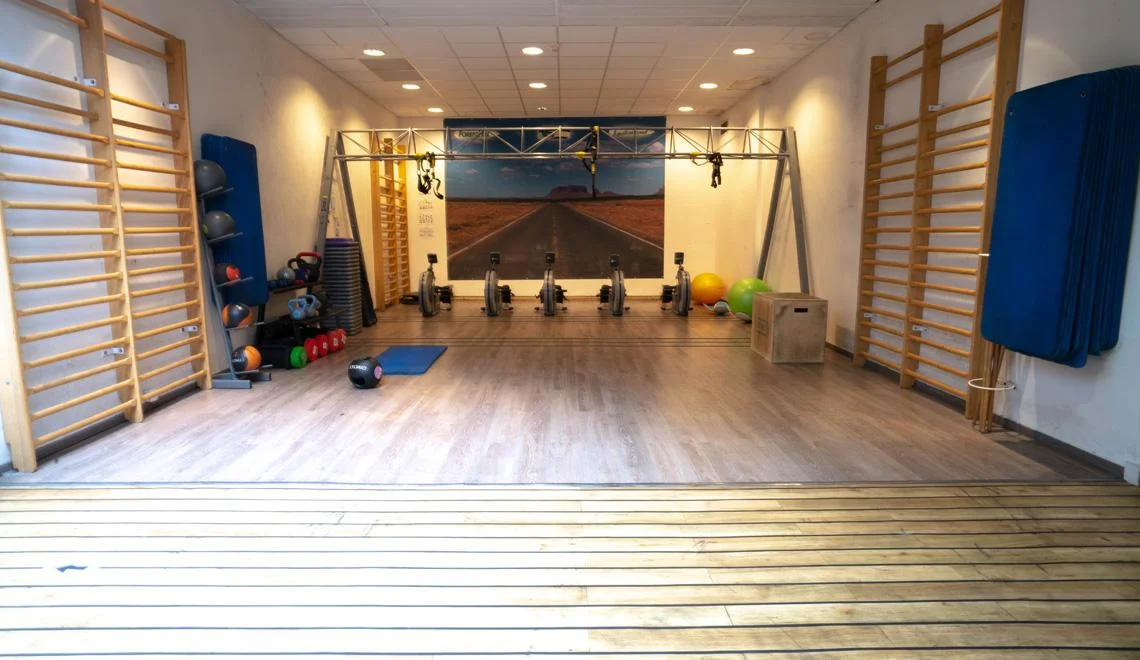 Plateau de musculation du campus IPMS Nanterre avec machines et poids libres.