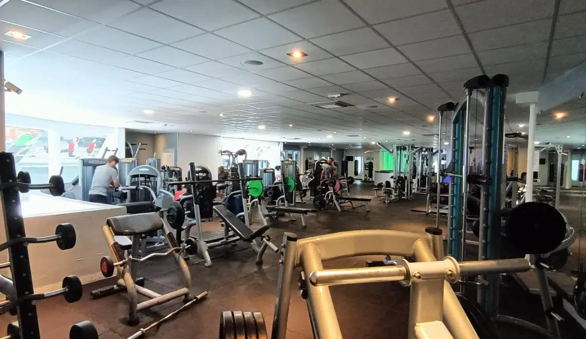 Plateau musculation du campus IPMS Bordeaux, avec machines guidées et bancs pour formation BPJEPS AF.