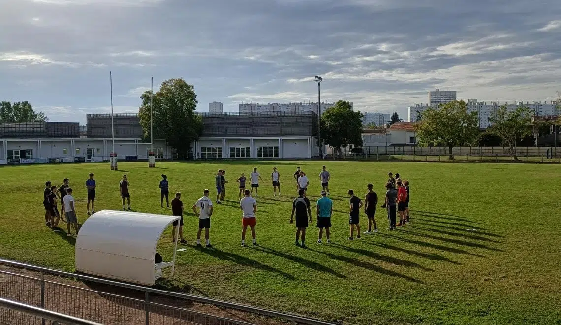 Entraînement BPJEPS APT à l’IPMS Bordeaux : étudiants en activité collective sur terrain de sport.