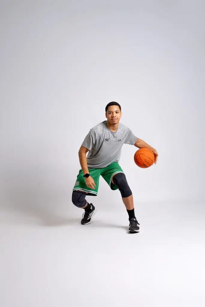 Stagiaire IPMS en position de dribble basketball illustrant la préparation physique et sportive de la Prépa BPJEPS