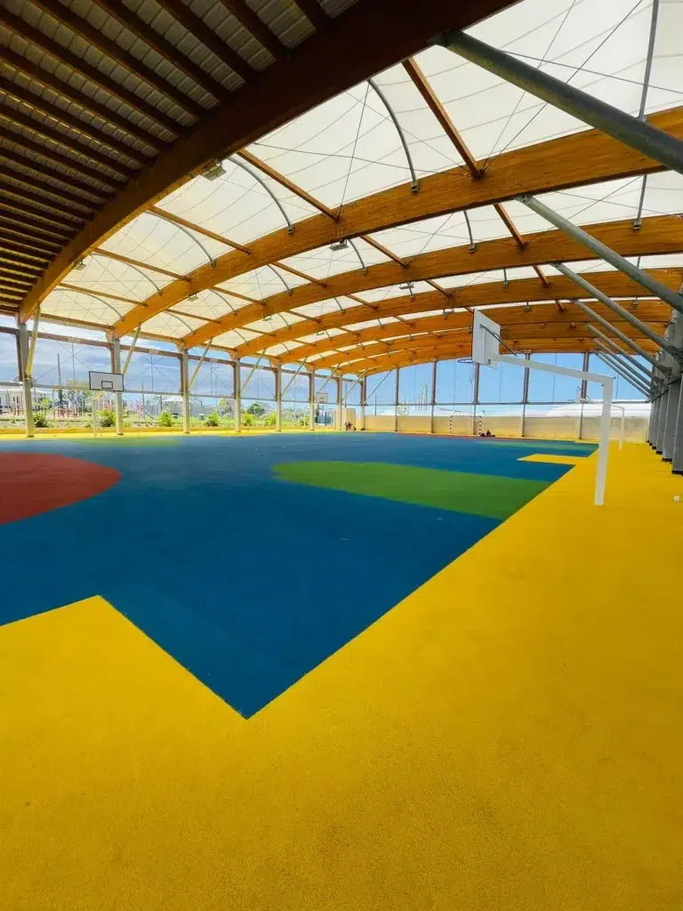 Halle multisports couverte du campus IPMS Saint-André, équipée pour la pratique BPJEPS APT.