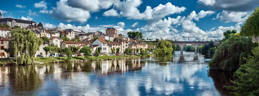 Vue panoramique de Limoges au bord de la Vienne, cadre du campus IPMS.