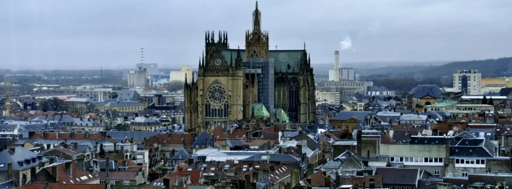 Vue panoramique de la cathédrale Saint-Étienne et des toits du centre-ville de Metz, proche du campus IPMS.