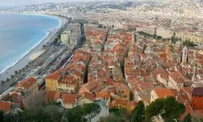 Vue panoramique de Nice avec la Promenade des Anglais et les toits du Vieux-Nice