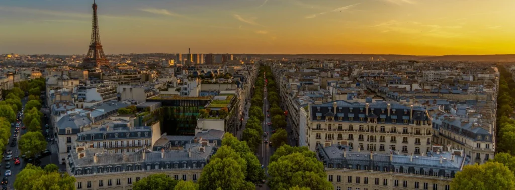 Vue panoramique de Paris au coucher du soleil avec la tour Eiffel.