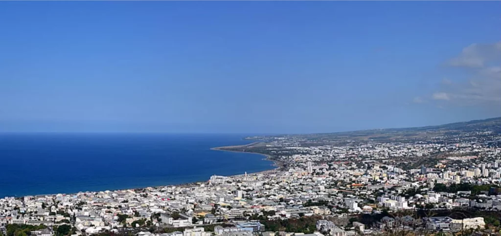 Vue panoramique de la ville de Saint-Denis et du littoral de La Réunion.