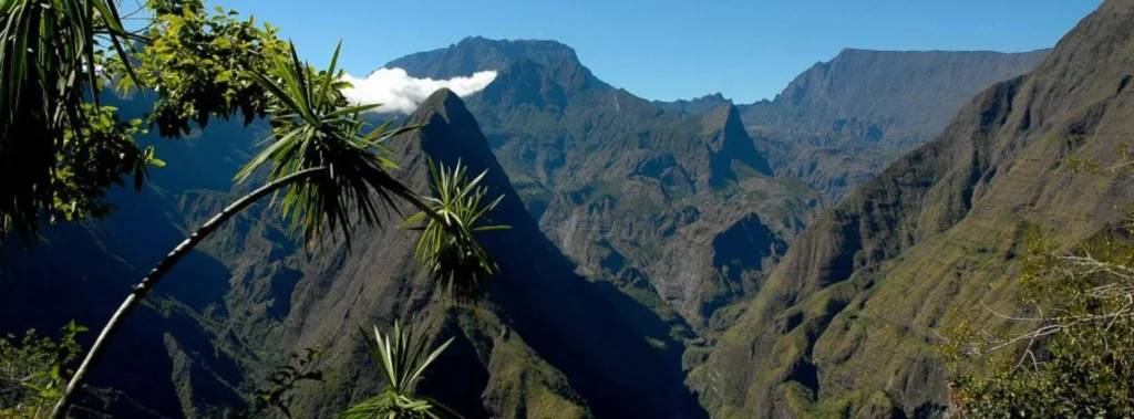 Vue du cirque de Cilaos à La Réunion, montagnes verdoyantes et végétation tropicale.