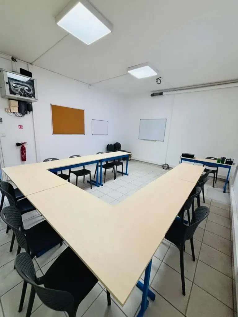 Salle de cours du campus IPMS Saint-André, équipée pour les formations théoriques BPJEPS.