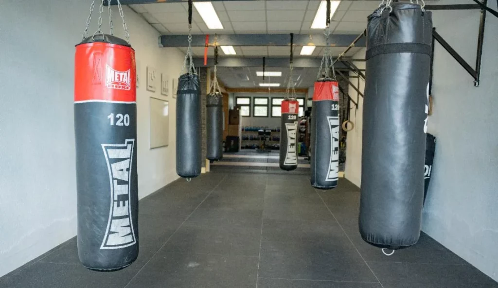 Espace de musculation IPMS avec barres, disques et structures de levage.