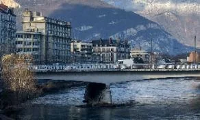 Vue de Grenoble avec l'Isère, le pont et les montagnes des Alpes en arrière-plan