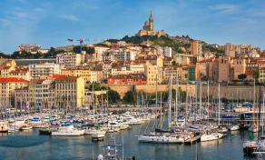 Vue du Vieux-Port de Marseille avec la basilique Notre-Dame-de-la-Garde en arrière-plan.