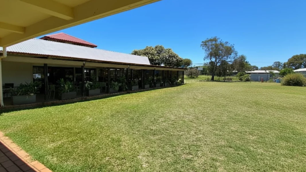 Extérieur du restaurant du campus IPMS Saint-Denis avec terrasse et jardin verdoyant.