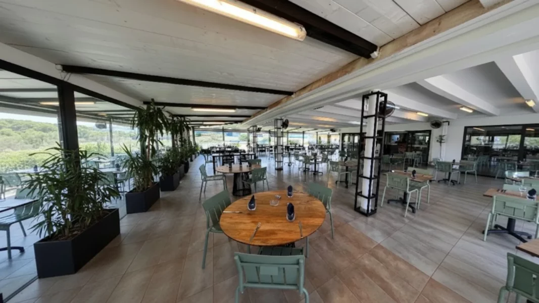 Salle du restaurant du campus IPMS Saint-Denis, tables dressées et grande baie vitrée.