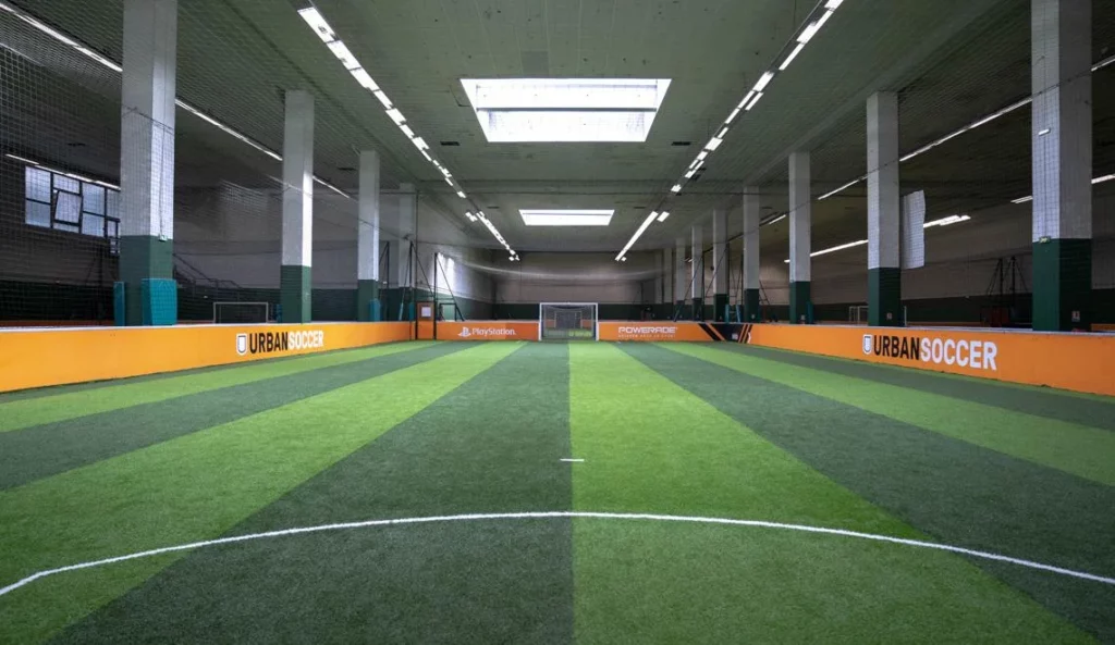 Terrain indoor de football à cinq chez Urban Soccer Nanterre, partenaire de l’IPMS.