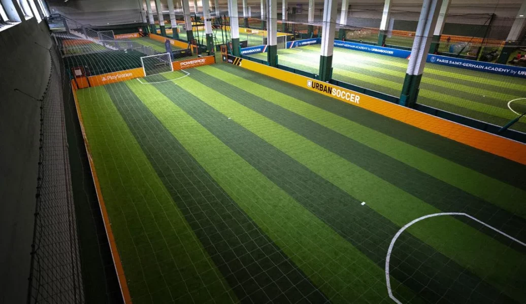 Vue aérienne des terrains Urban Soccer à Nanterre, en intérieur.