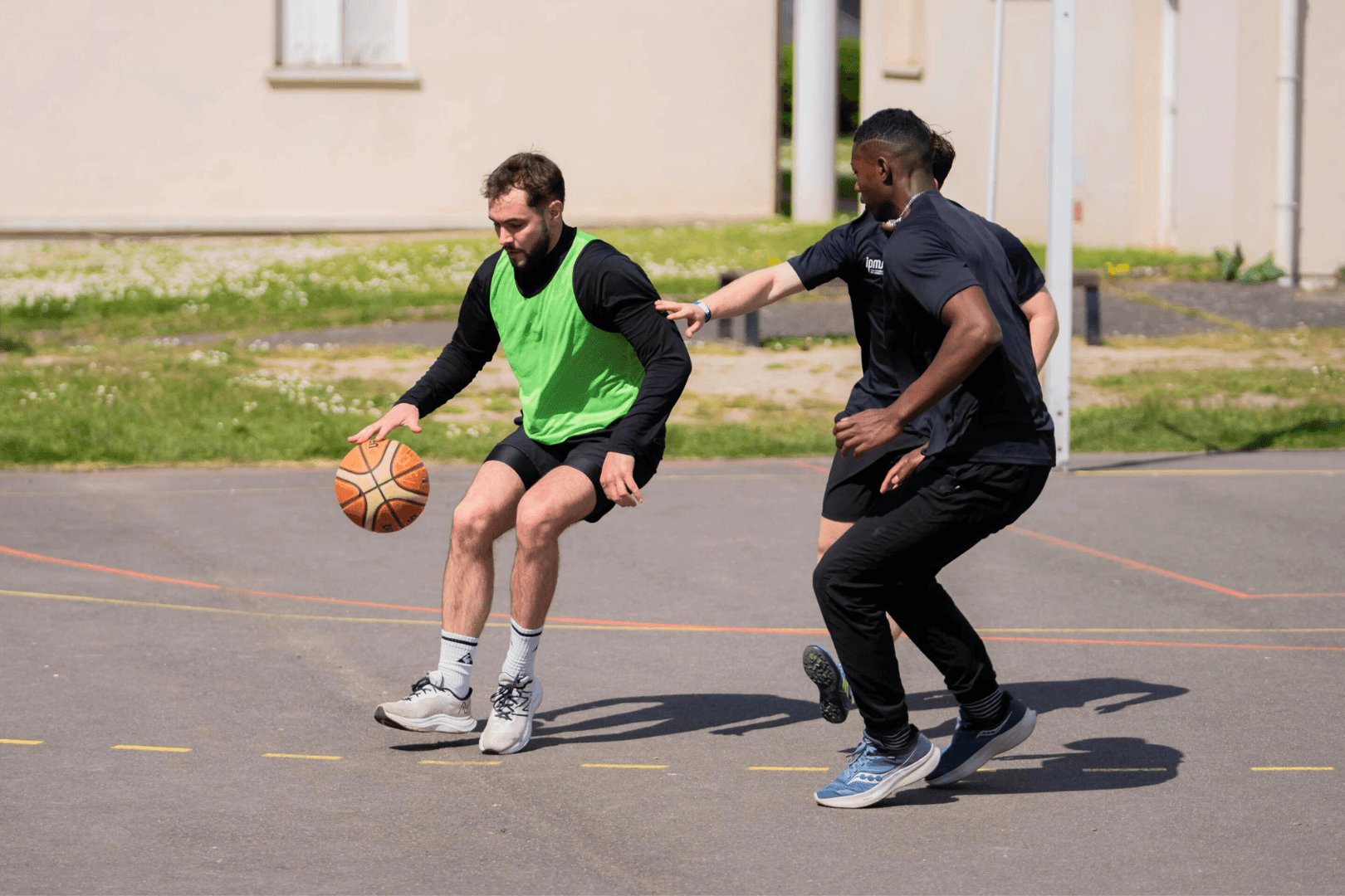 Éducateurs sportifs IPMS en pratique de terrain : initiation au basket-ball pour le BPJEPS APT.