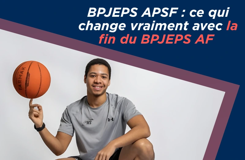 IPMS – Visuel article BPJEPS APSF « Étudiant IPMS en tenue sportive posant avec un ballon de basket, illustrant l’article sur les évolutions du BPJEPS APSF. » (118c)