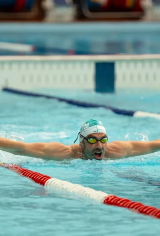 Nageur réalisant la brasse papillon dans un couloir de natation pour les épreuves techniques AAN.