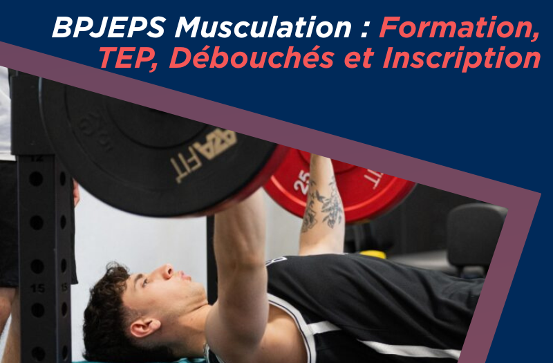 « BPJEPS Musculation : Formation et Conditions d’Inscription » Jeune homme réalisant un développé couché en salle de musculation, avec un encadré présentant le titre : “BPJEPS Musculation : Formation, TEP, Débouchés et Inscription.