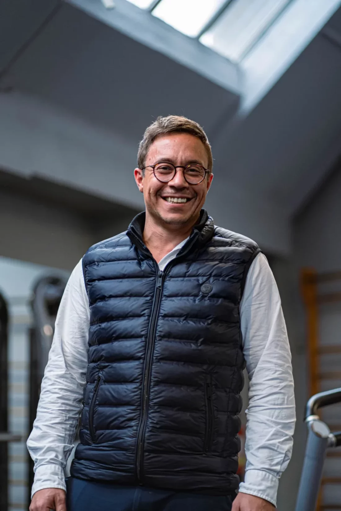 Samuel Guerreiro Directeur de l'IPMS souriant dans une salle de fitness