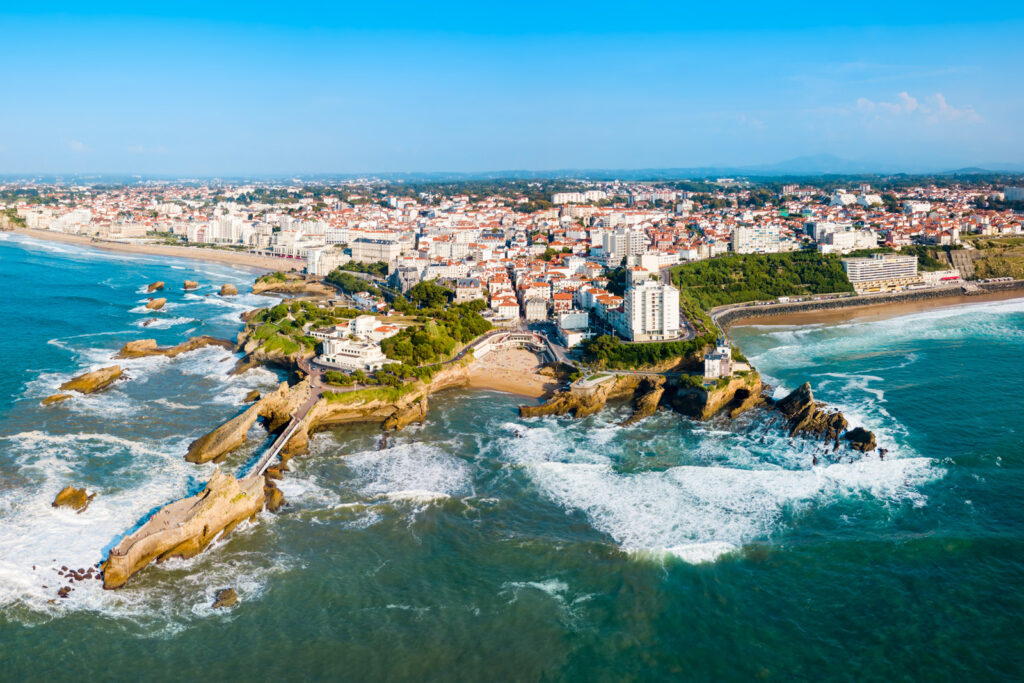 Vue aérienne de la côte de Biarritz au Pays basque, ville d'implantation de la Prépa BPJEPS IPMS