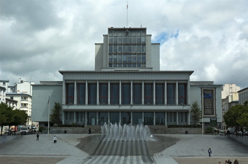 Vue de l'hôtel de ville de Brest et de la place de la Liberté, ville d'implantation de la Prépa BPJEPS IPMS