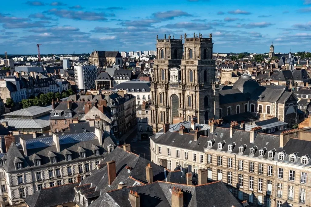 Vue aérienne du centre historique de Rennes en Bretagne, ville d'implantation de la Prépa BPJEPS IPMS