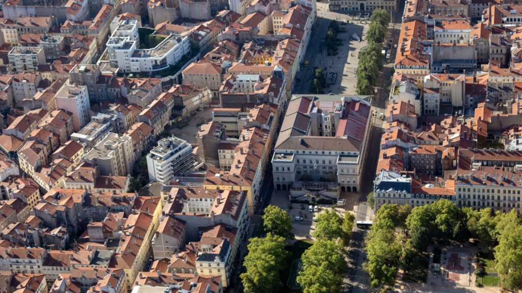 Vue aérienne du centre-ville de Saint-Étienne, ville d'implantation de la Prépa BPJEPS IPMS